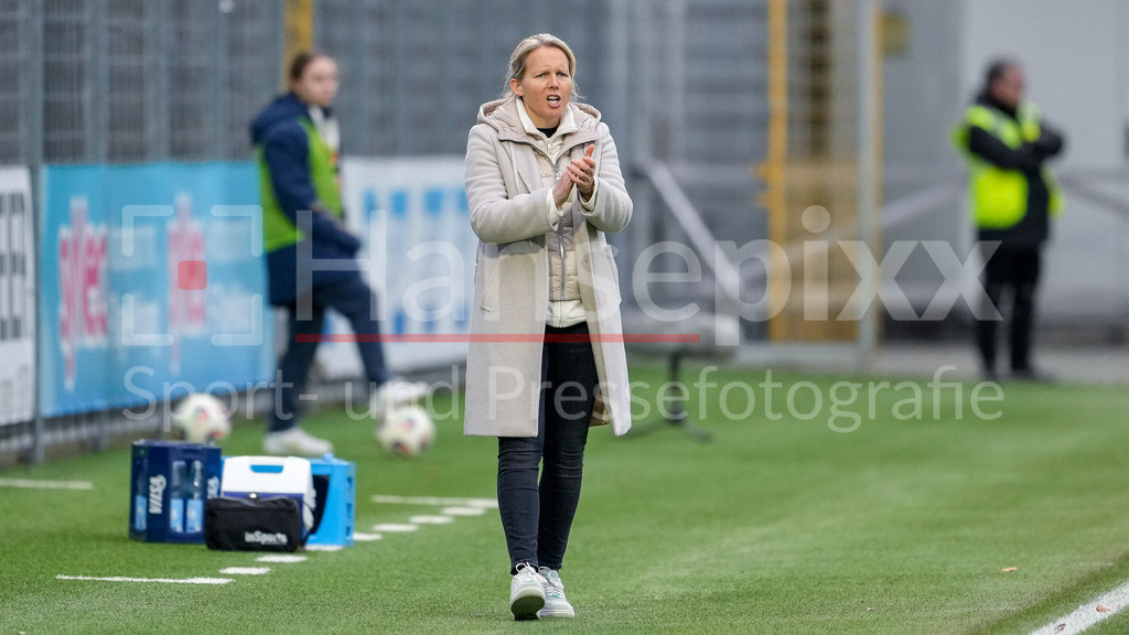Fussball, Google Pixel Frauen-Bundesliga, TSG 1899 Hoffenheim - SV Werder Bremen | Friederike Kromp (Fritzy Kromp, Trainerin, Cheftrainerin, Werder), gibt Anweisungen, gestikuliert, mit den Armen gestikulieren, Freisteller, Ganzkörper, Einzelbild, Einzelfoto, Aktion, Action, 01.02.2026, Sinsheim (Hoffenheim)  (Deutschland), Fussball, Google Pixel Frauen-Bundesliga, TSG 1899 Hoffenheim - SV Werder Bremen, DFB/DFL REGULATIONS PROHIBIT ANY USE OF PHOTOGRAPHS AS IMAGE SEQUENCES AND/OR QUASI-VIDEO., DIE DFB-RICHTLINIEN UNTERSAGEN JEGLICHE NUTZUNG VON FOTOS ALS SEQUENZBILDER UND/ODER VIDEOÄHNLICHE FOTOSTRECKEN. DFB REGULATIONS PROHIBIT ANY USE OF PHOTOGRAPHS AS IMAGE SEQUENCES AND/OR QUASI-VIDEO.