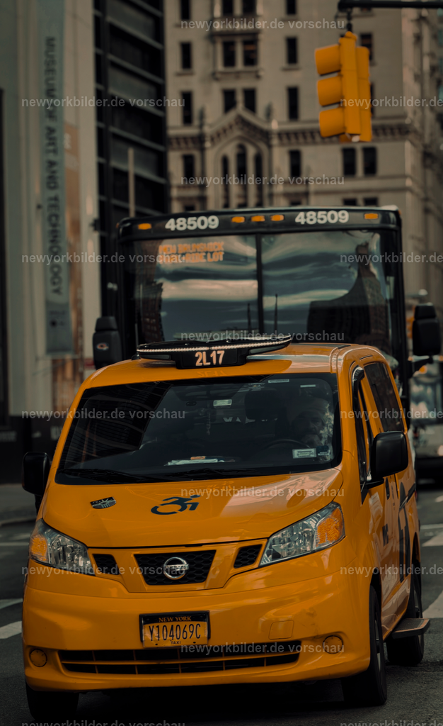Gelbe Ikone – Ein Yellow Cab im Herzen von Downtown Manhattan | Die Szene ist mehr als nur ein urbanes Motiv, sie erzählt von Dynamik, Kultur und dem Rhythmus einer Stadt, die niemals stillsteht. Die kräftigen Gelbtöne des Taxis setzen einen markanten Akzent inmitten der Architektur und des pulsierenden Lebens. Es ist ein Bild, das die typischen Elemente New Yorks vereint und den Betrachter mitten in die Straßen der Metropole versetzt. Wer dieses Foto betrachtet, spürt die Lebendigkeit, die Geräusche und die Atmosphäre, die New York so einzigartig machen.