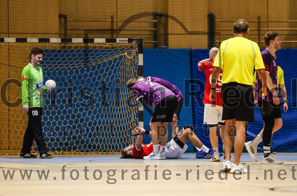 2024-10-20_013_SpVgg_Altenerding_II_gegen_TSV_Taufkirchen-Vils | Erding, Deutschland, 20.10.2024:Handball, Bezirksliga Männer Ost 2024 / 2025, 3. Spieltag, SpVgg Altenerding II gegen TSV Taufkirchen/Vils, Endergebnis: 15:20Torwart Otto Donaubauer (SpVgg Altenerding, #1), Dion Heydemann (TSV Taufkirchen/Vils, #17), Thomas Peteranderl (SpVgg Altenerding, #22), Andreas Rej (TSV Taufkirchen/Vils, #69)Foto: Christian Riedel / fotografie-riedel.net