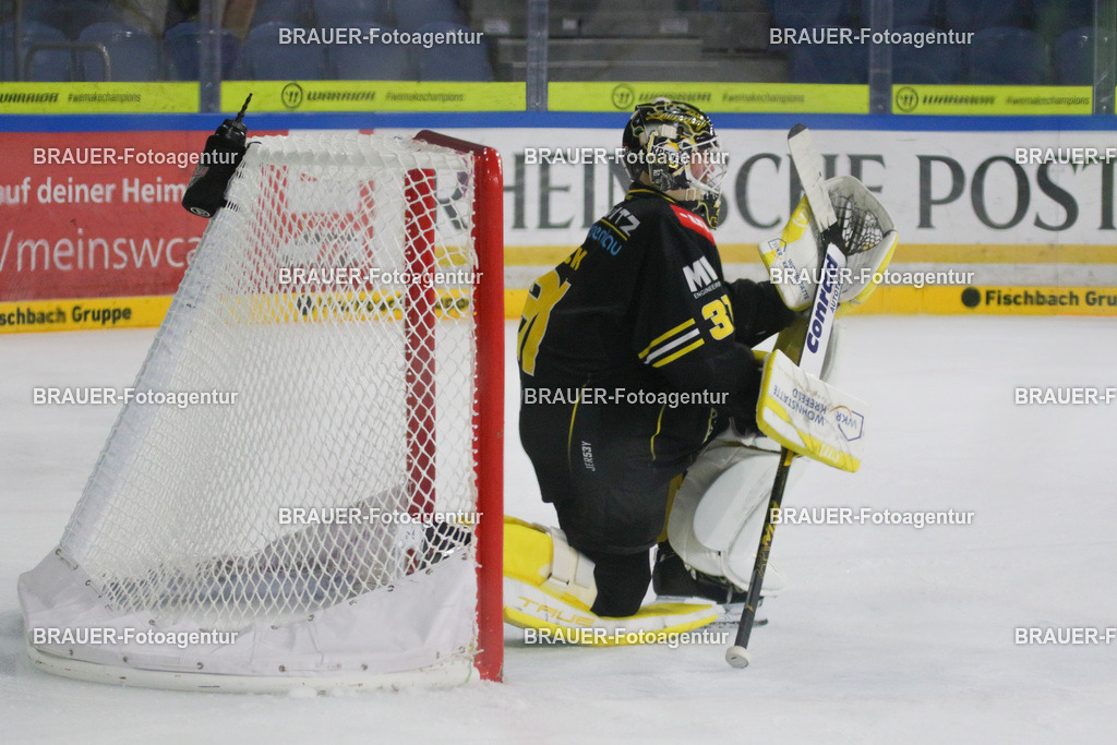 4_KEVREG_20251125_0052 | Krefeld, Deutschland, 25.11.2025: Torwart Felix Bick (Krefeld Pinguine) schaut während des DEL2-Spiels zwischen Krefeld Pinguine - Eisbären Regensburg am 25.11.2025 in der Yayla-Arena in Krefeld, Deutschland. (Foto: Ralph Görtz / Brauer-Fotoagentur)