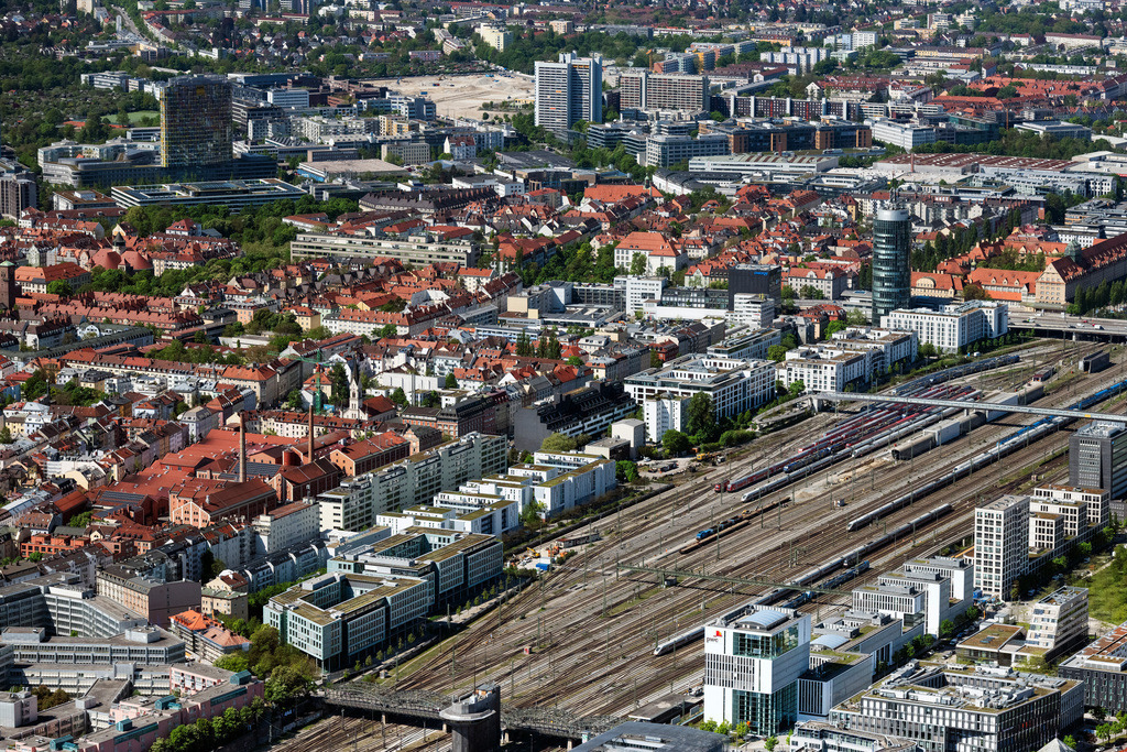 dr__0064147.jpg | MüNCHEN 29.04.2025 Eisenbahn- Brückenbauwerk zur Streckenführung der Bahn- Gleise " Hackerbrücke " an der Grasserstraße im Ortsteil Maxvorstadt in München im Bundesland Bayern, Deutschland. Weiterführende Informationen bei: DB InfraGO AG,  Deutsche Bahn AG. // Railway bridge building to route the train tracks " Hackerbruecke " on an der Grasserstrasse in the district Maxvorstadt in Munich in the state Bavaria, Germany. Further information at: DB InfraGO AG,  Deutsche Bahn AG. Foto: Daniel Reiter