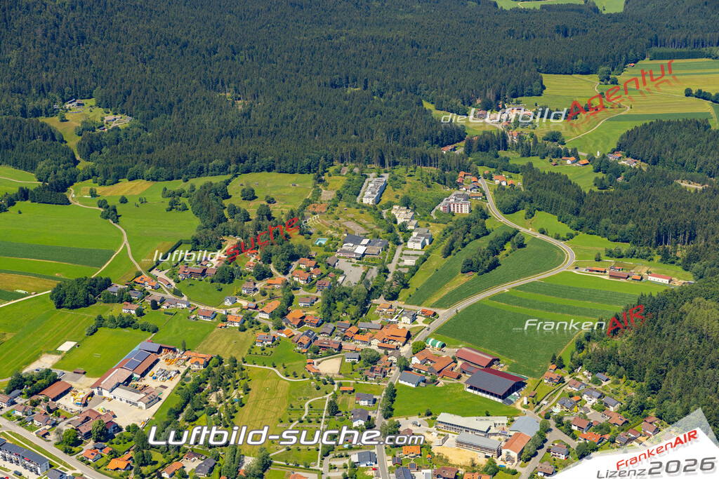 Aktuelles Luftbild von  Bischofsmais - Die Luftaufnahme wurde 2022 mittels UL-Flugzeug erstellt ( keine Drohne ) - hochauflösende Kamera-Systeme von  Canon -Beste Qualität - Für grossformatige Ausdrucke geeignet. Die Geschenkidee !