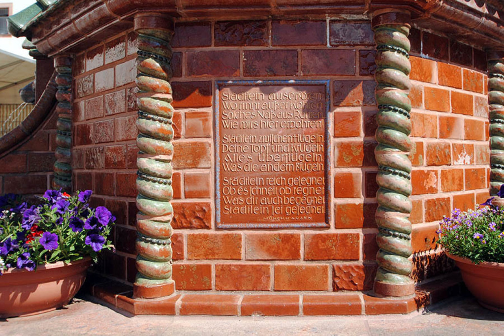 Kohren-Sahlis - Töpferbrunnen | Entdecke über 20 Kategorien Leipzig-Motive: Foto-Downloads, hochwertige Poster, Leinwand- & Fine-Art-Prints. Jetzt Lieblingsfoto im Bildlexikon Leipzig Shop bestellen!