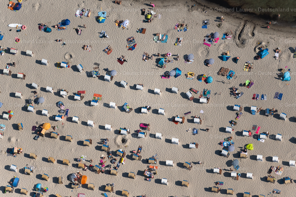 4038040 | GRöMITZ 07.08.2020 Strandkorb- Reihen am Sand- Strand im Küstenbereich in Grömitz im Bundesland Schleswig-Holstein, Deutschland. // Beach chair on the sandy beach ranks in the coastal area in Groemitz in the state Schleswig-Holstein, Germany. Foto: Gerhard Launer