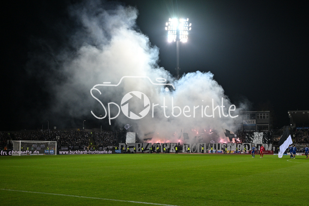 SSV Ulm 1846 Fussball - FC Schalke 04 | Die Fans der Ulmer haben eine Choreo zu Spielbeginn / Ultras / Pyro / Pyrotechnik / Rauch / Feuer / 2. Bundesliga: SSV Ulm 1846 Fussball - FC Schalke 04, Donaustadion am 01.11.2024