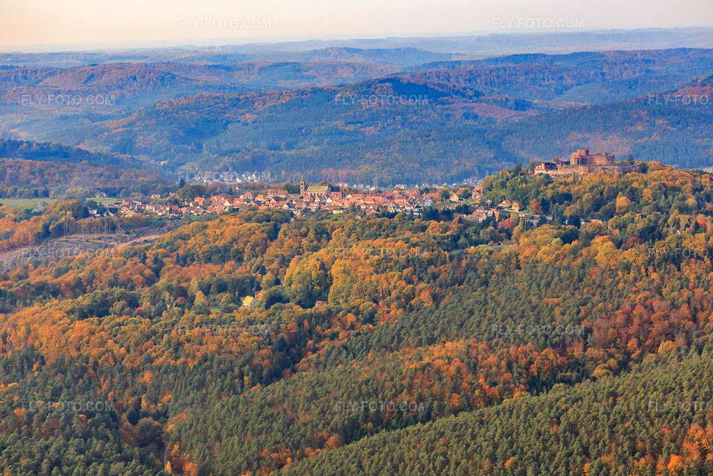 Aerial view: Village view in the forest of the Northern Vosges Mountains with castle Lichtenberg in Lichtenberg in the state Bas-Rhin, France. – Photo: IMG_084811.jpg taken on 10/24/2015 by Werner Riehm/FLY-FOTO.com – Resolution of the original: 5472 x 3648 px – Visiter le château de Lichtenberg dans les Vosges du Nord - Alsace