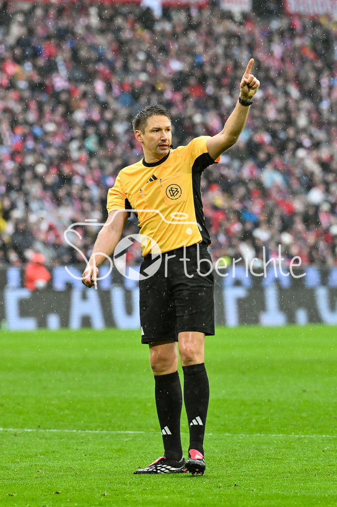 FC Bayern München - Eintracht Frankfurt | MUNICH, GERMANY - 21. FEBRUARY: im Bild Schiedsrichter Tobias REICHEL / Einzelfoto / Freisteller während dem Bundesligamatch zwischen dem FC Bayern München und der SG Eintracht Frankfurt am 23. Spieltag in der Allianz Arena / DFL REGULATIONS PROHIBIT ANY USE OF PHOTOGRAPHS AS IMAGE SEQUENCES AND/OR QUASI-VIDEO
