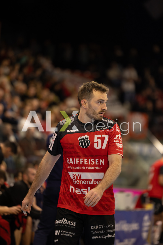 Handballen I Herren I Saison 2025-2026 I Quickline Handball League 2026 | Men I 18. Spieltag I Pfade Winterthur - Kadetten Schaffhausen I 20.12.2025 | 57 Lukas Köder (Pfadi Winterthur) – Flügel rechts - Realisiert mit Pictrs.com