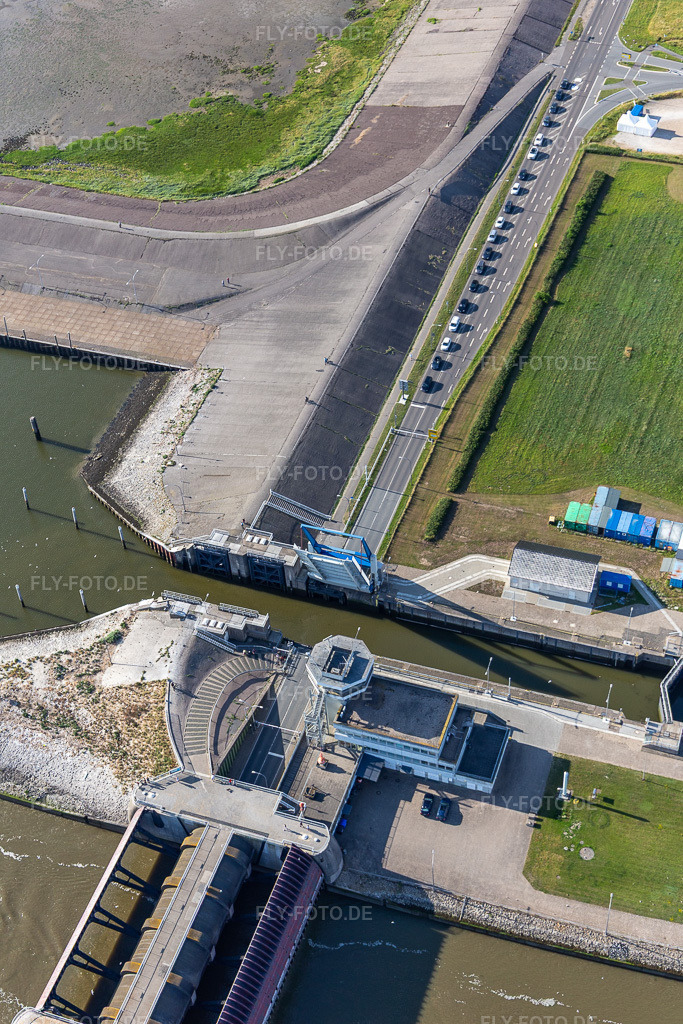 Luftbild: Sperrwerk- Schleusenanlagen Eider-Sperrwerk der WSV Wasser- und Schifffahrtsverwaltung des Bundes in Wesselburenerkoog. im Ortsteil Kating in Tönning im Bundesland Schleswig-Holstein in Deutschland. Foto: IMG_0007185.jpg vom 10.07.2021 durch Werner Riehm/FLY-FOTO.de