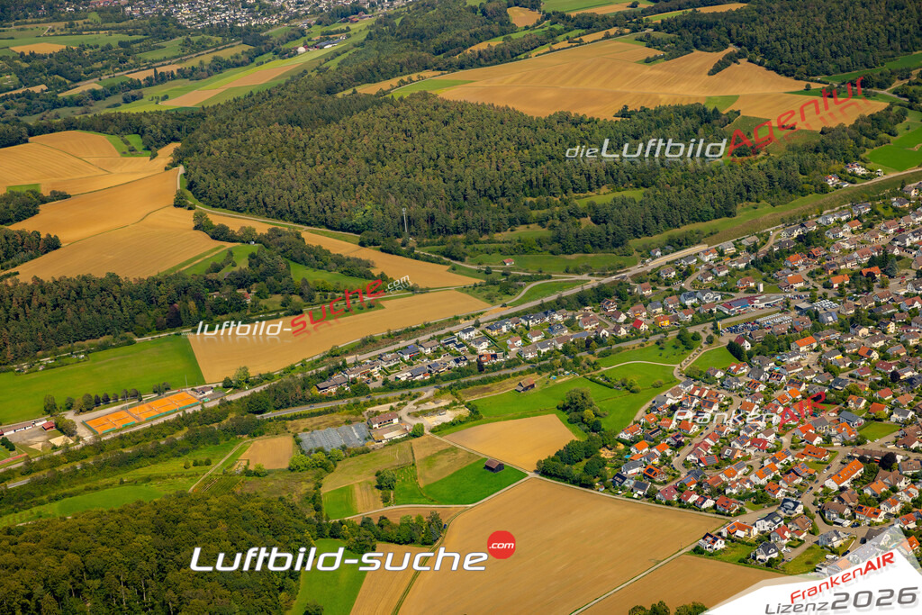 Das Luftbild zeigt :  Ostelsheim - Die Luftaufnahme wurde 2024 vom UL-Flugzeug aus erstellt ( keine Drohne ) - Hochauflösende Luftaufnahme - Für grossformatige Ausdrucke geeignet. Die Geschenkidee !Mit Lizenz und Bildrechte bestellbar