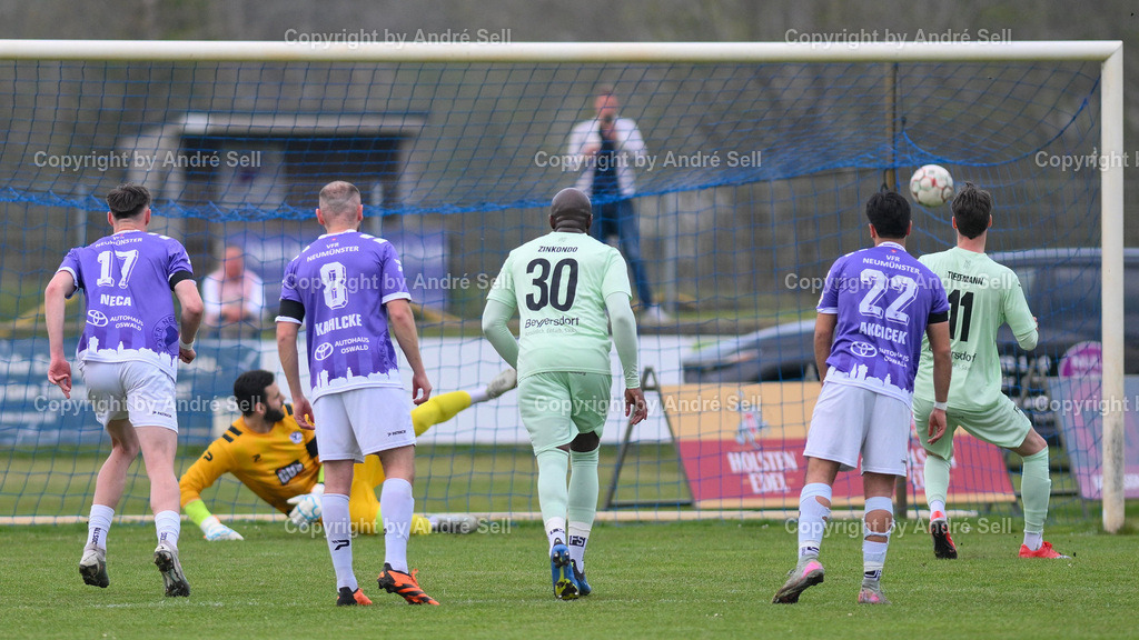 VfR Neumünster (lila) vs PSV Neumünster (grün) | Jesper Tiedemann (PSV #11 ganz links) erzielt per 11m das 1-1 / Fußball-Oberliga Männer 2025/2026 / VfR Neumünster (lila) vs PSV Neumünster (grün) / Grümmi-Arena / Neumünster / 15.04.26 - Realisiert mit Pictrs.com