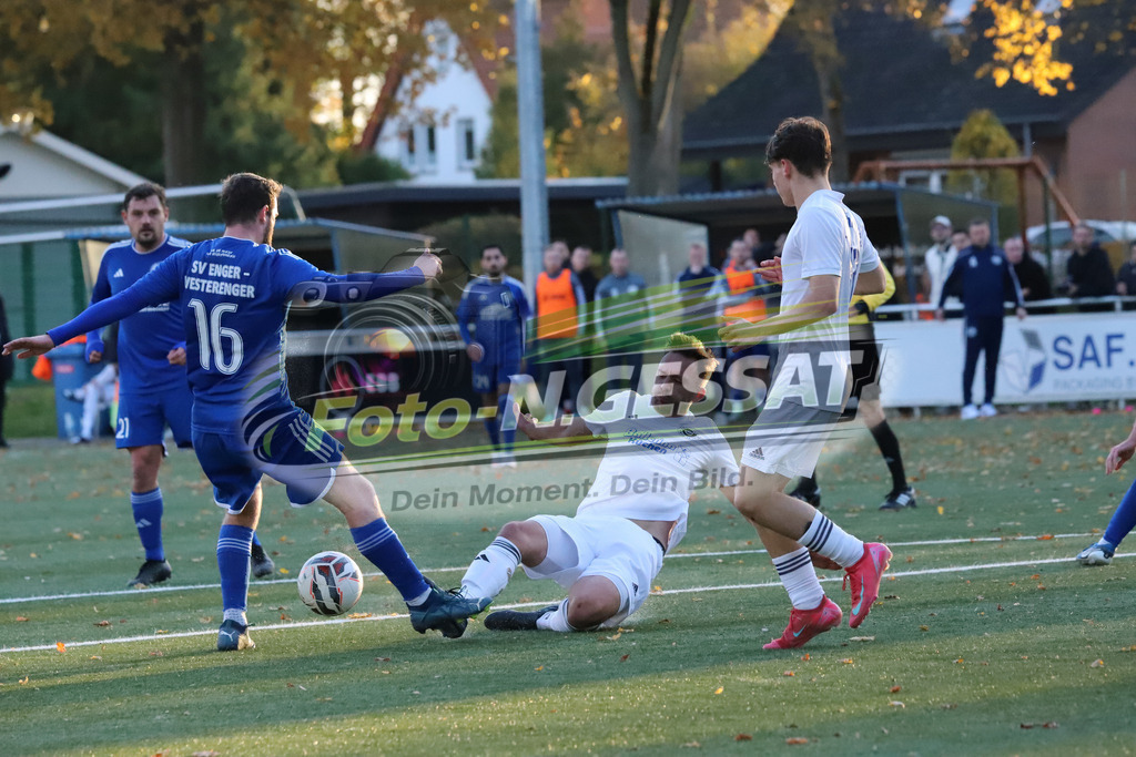 TuS Bruchmühlen - SV Enger-Westerenger | Auf dem Bild zu sehen: weiß TuS Bruchmühlen: Kevin Joerend ; blau SV Enger-Westerenger: Danny Aleves-ReiTuS Bruchmühlen, SV Enger-Westerenger, Saison 25/26, Kreisliga A, Bruchmühlen, Deutschland - Realisiert mit Pictrs.com