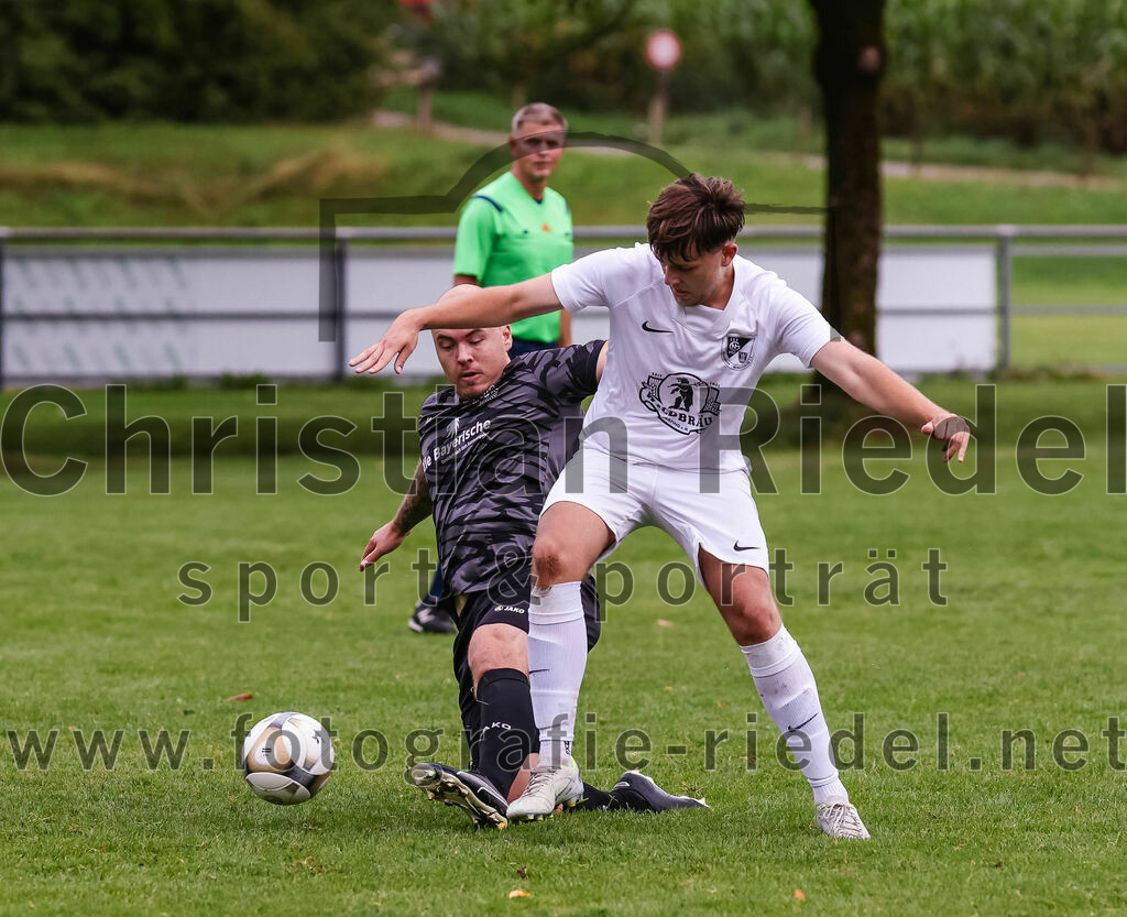2023-08-27_086_TSV_Egmating_II_gegen_SG_Grasbrunn-Haar_II | Egmating, Deutschland, 27.08.2023:
Fußball, B-Klasse 2023 / 2024, 2. Spieltag, TSV Egmating II gegen (SG) Grasbrunn / Haar II, Endergebnis: 1:2

Hendrik Schlich (TSV Egmating, #10), Dennis Soyer ((SG) Grasbrunn / Haar II, #19)

Foto: Christian Riedel / fotografie-riedel.net