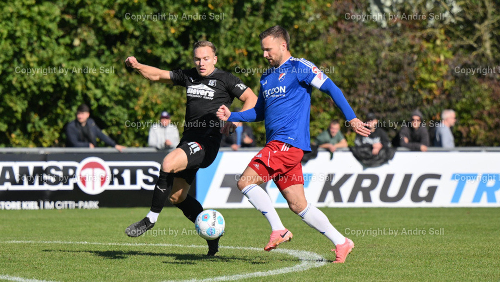 SpVg Eidertal Molfsee vs Eckernförder SV | Tom Wüllner (Molfsee #10) / Julian Zülsdorff (ESV #5) - Fußball-Oberliga Männer 2024/2025 / SpVg Eidertal Molfsee vs Eckernförder SV / Platz A / Molfsee / 03.10.24 - Realisiert mit Pictrs.com