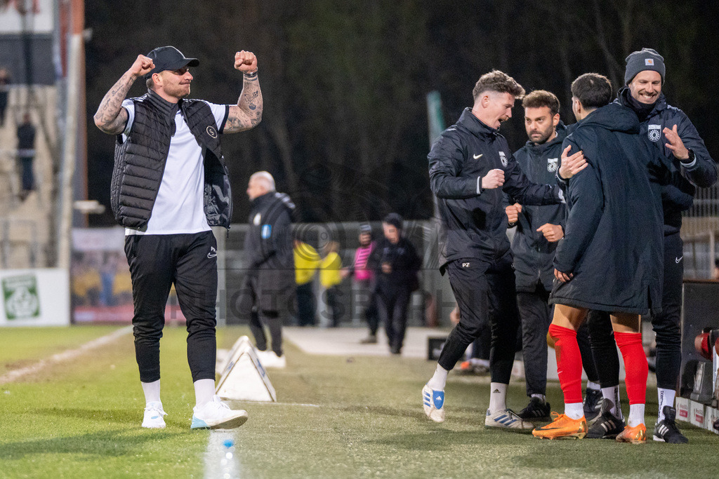 SG Sonnenhof Grossaspach vs. SSV Ulm 1846 Fussball, Fussball, WFV-Pokal, Viertelfinale, 01.04.2026 | Pascal Reinhardt (Trainer SG Sonnenhof Großaspach) freut sich ueber den Sieg,SG Sonnenhof Grossaspach vs. SSV Ulm 1846 Fussball, Fussball, WFV-Pokal, Viertelfinale, 01.04.2026