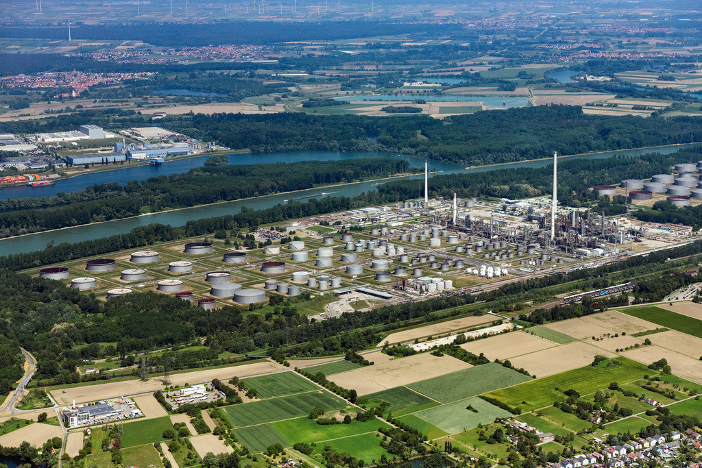 dr__0105728.jpg | KARLSRUHE 26.05.2023 Mineralöl - Hochtanklager im Ortsteil Knielingen in Karlsruhe im Bundesland Baden-Württemberg, Deutschland. Weiterführende Informationen bei: MiRO Mineraloelraffinerie Oberrhein GmbH & Co. KG. 