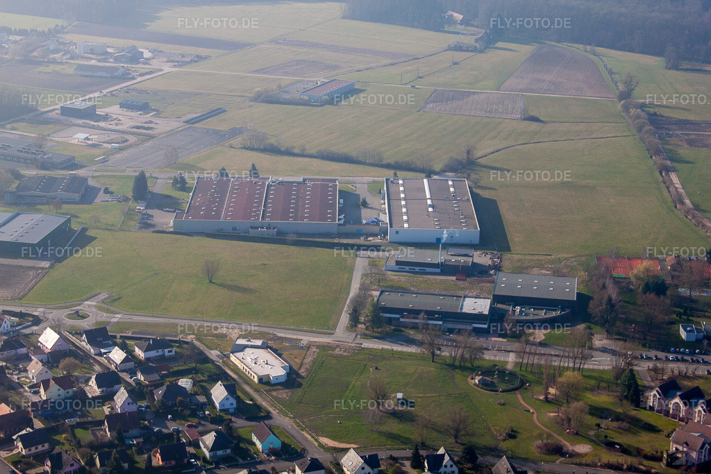 Luftbild: Ortsansicht in Niederbetschdorf im Bundesland Bas-Rhin in Frankreich. – Foto: IMG_62738.jpg vom 09.03.2014 durch Werner Riehm/FLY-FOTO.de – Auflösung des Originals: 4752 x 3168 px