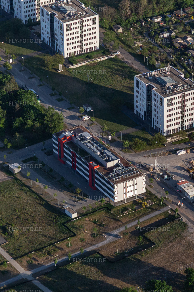 Luftbild: Microchip Technoloy im Technologiepark im Ortsteil Rintheim in Karlsruhe im Bundesland Baden-Württemberg in Deutschland. Foto: IMG_120493.jpg vom 23.04.2020 durch Werner Riehm/FLY-FOTO.de