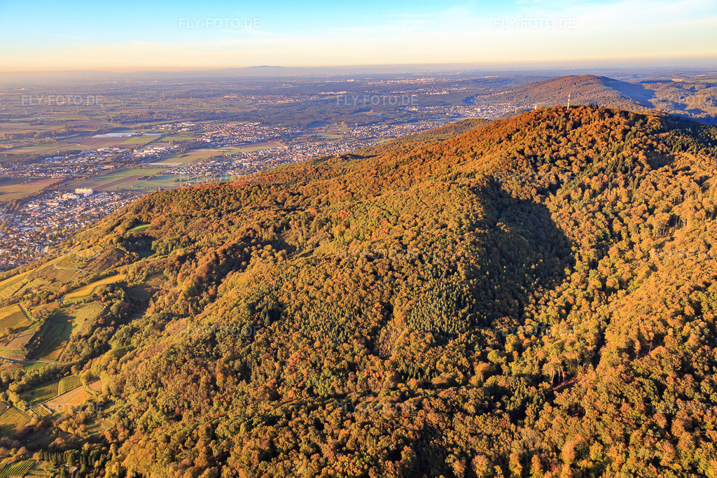 Luftbild: Melibokus mit Funkturm im Ortsteil Hochstädten in Bensheim im Bundesland Hessen in Deutschland. Foto: IMG_075043.jpg vom 18.10.2014 durch Werner Riehm/FLY-FOTO.deAuflösung des Originals: 5472 x 3648 px