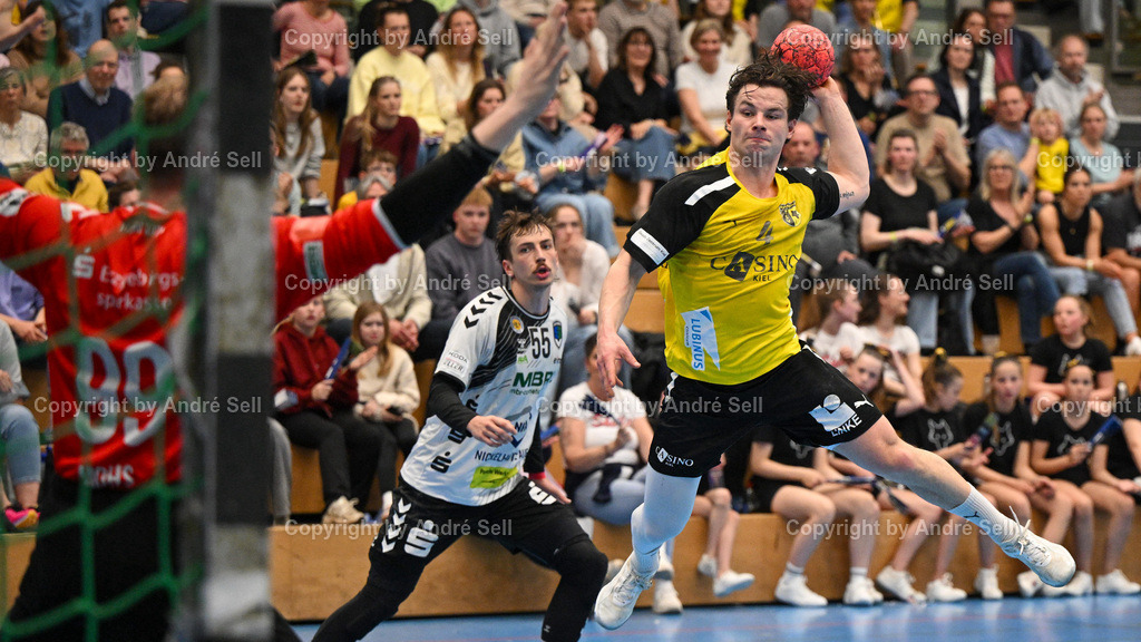 TSV Altenholz vs EHV Aue | Julius Schneider (TSVA #4) erzielt hier eines seiner 10 Tore zum 26-28 vs Max Mohs (Aue #99)  / Handball 3. Liga Nord-Ost Männer 2025/2026 / TSV Altenholz vs EHV Aue / Edgar-Meschkat-Halle / Altenholz / 18.04.26 - Realisiert mit Pictrs.com