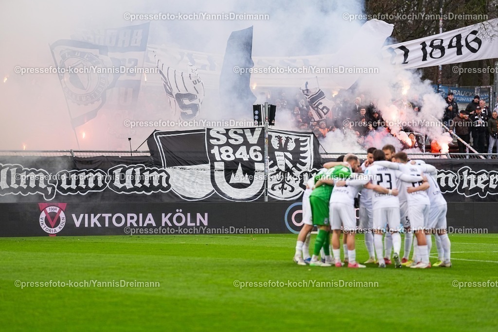 xYDRx06122501015 | 06.12.2025, xydrx, Fußball, 3.Liga, FC Viktoria Köln - SSV Ulm 1846, Saison 2025 2026, Sportpark Höhenberg:  Fans vom SSV Ulm 1846 zeigen eine Choreografie und zünden dabei Pyrotechnik       DFB regulations prohibit any use of photographs as image sequences and or quasi-video.Photo: xYannisxDreimannxPressefotoKochx