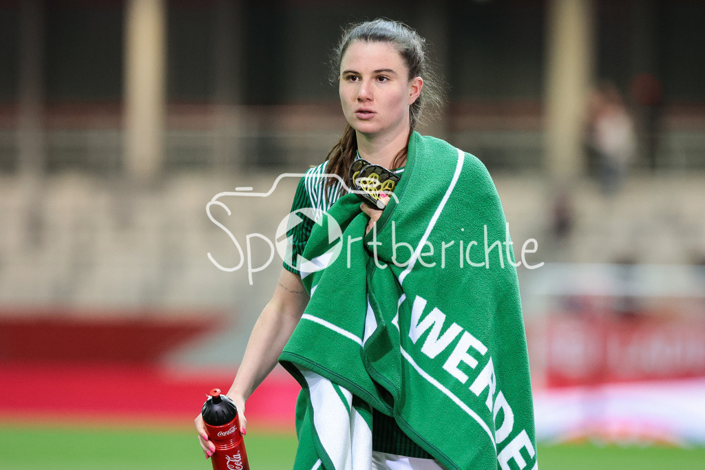 FC Bayern München Frauen - SV Werder Bremen Frauen | eine enttaeuschte Sophie WEIDAUER (SVW #9) nach der Niederlage in Muenchen / Traurig / Einzelfoto / Freisteller