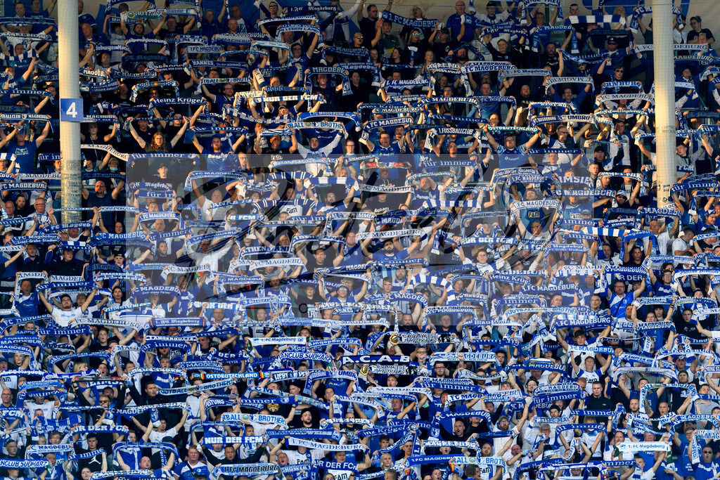 FCMFCK20210904_174 | Fussball, Herren: . Fans vom 1. FC Magdeburg beim Spiel der 3. Liga zwischen 1. FC Magdeburg und 1. FC Kaiserslautern in der MDCC-Arena am 04.09.2021 in Magdeburg, Deutschland.DFB / DFL REGULATIONS PROHIBIT ANY USE OF PHOTOGRAPHS AS IMAGE SEQUENCES AND/OR QUASI-VIDEO. - Realisiert mit Pictrs.com