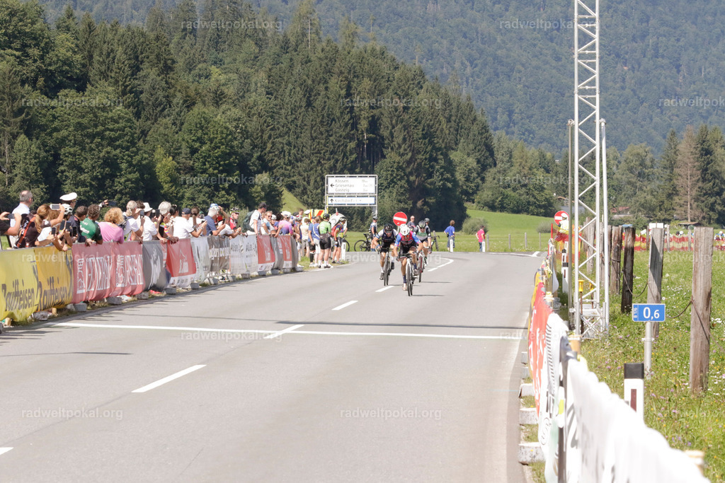 1042_20230817_Bewerb_Maenner_Muehlanger | AUT - OESTERREICH, 2023-08-16: SPORT RENNRAD-FAHREN - 55. INTERNATIONALER RADWELTPOKAL IN ST. JOHANN IN TIROL  - Vintage-Radrennen mit WM-Bronze-Medaillen-Siegerin Christina Schweinberger, den Teilnehmer und Alexander Baumann (vom Orginastions-Team) - TAG 2 BEWERB MAENNER IN SECHS GRUPPEN  ; Foto: Roland Muehlanger