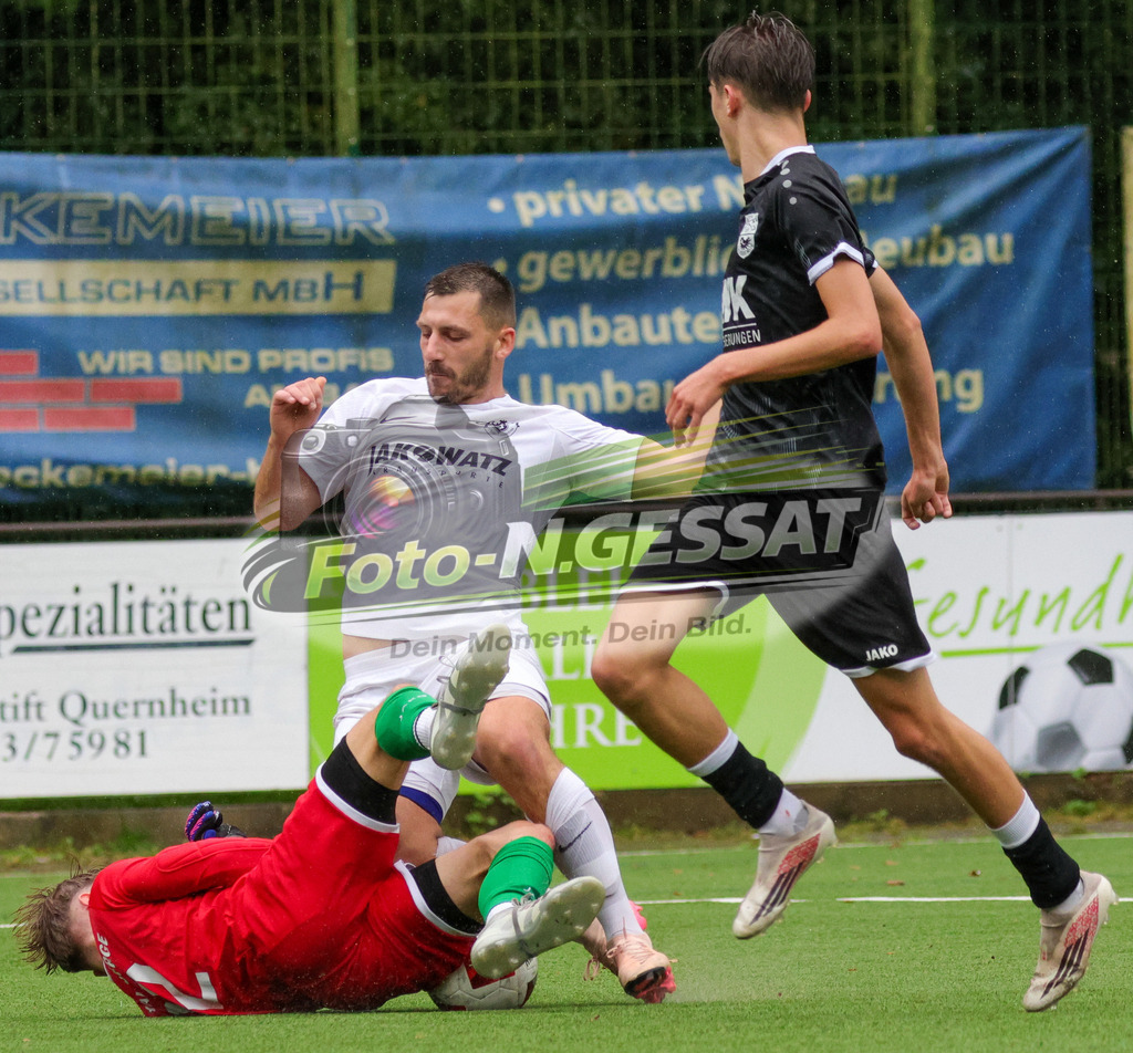 BV Stift Quernheim - SV Hausberge | Auf dem Bild zu sehen: weiß BV Stift Quernheim: Tibor Leon Sander ; schwarz SV Hausberge v.l.: Tim Watermann (TW), Jason Niklas Gräfe  BV Stift Quernheim, SV Hausberge, Saison 26/27, Bezirksliga, Stift Quernheim, Deutschland - Realisiert mit Pictrs.com