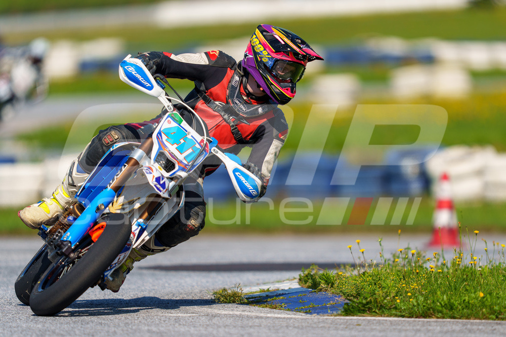 SuperMoto_Staatsmeisterschaft_Greinbach_252 | GRIPcapture steht für authentische Sportfotografie in Österreich – für Momente, die mehr sind als Geschwindigkeit oder Ergebnis. Es geht um Emotion, Spannung, Fokus und den Augenblick, der oft nur einen Wimpernschlag dauert.Ob Motorsport, Teamsport oder 