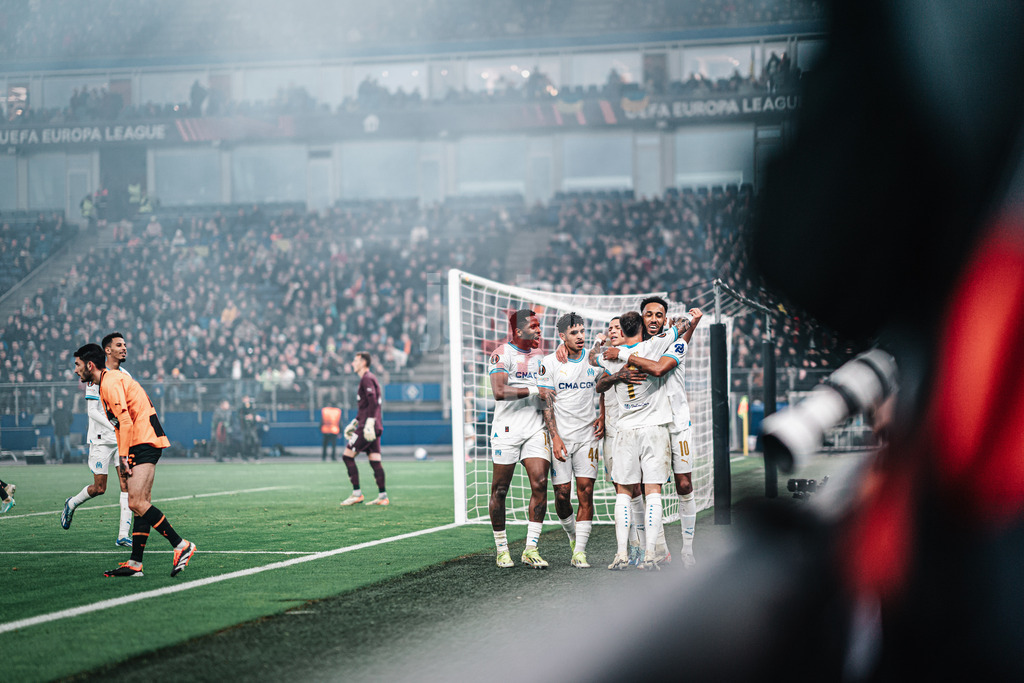 Fußball | Herren | Saison 2023/2024 | Play-Offs Europa League | FC Shakhtar Donetsk (UKR) vs. Olympique Marseille (FRA) | 15.02.2024 | Torschütze Pierre-Emerick Aubameyang (#10, Olympique Marseille) wird von seinem Team umjubelt