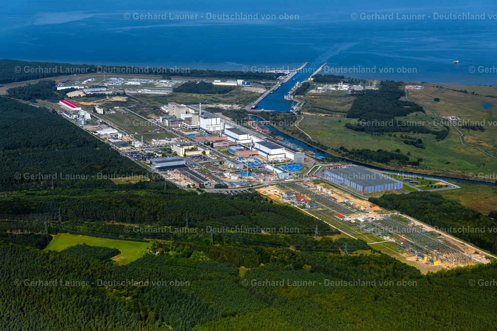 4061090 | FREESENDORF 08.09.2021 Gebäude der stillgelegten Reaktorblöcke und Anlagen des AKW - KKW Kernkraftwerk " AKW Lubmin " und " Umspannwerk Lubmin " in Freesendorf im Bundesland Mecklenburg-Vorpommern, Deutschland. Weiterführende Informationen bei: 50Hertz Transmission GmbH,  EWN Entsorgungswerk für Nuklearanlagen GmbH,  SPIE Deutschland &amp; Zentraleuropa GmbH. // Building the decommissioned reactor units and systems of the NPP - NPP nuclear power plant " AKW Lubmin " and " Umspannwerk Lubmin " in Freesendorf in the state Mecklenburg - Western Pomerania, Germany. Further information at: 50Hertz Transmission GmbH,  EWN Entsorgungswerk fuer Nuklearanlagen GmbH,  SPIE Deutschland &amp; Zentraleuropa GmbH. Foto: Gerhard Launer
