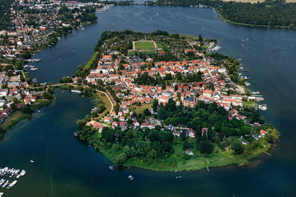 dr__0043225.jpg | WERDER (HAVEL) 20.07.2024 Insel am Ufer des Flußverlaufes der Havel in Werder (Havel) im Bundesland Brandenburg, Deutschland. Weiterführende Informationen bei: Stadt Werder (Havel). // Island on the banks of the river course the Havel in Werder (Havel) in the state Brandenburg, Germany. Further information at: Stadt Werder (Havel). Foto: Daniel Reiter