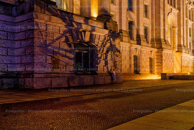 Nächtliches Licht am Reichstag | Stimmungsvolle Detailaufnahme der beleuchteten Fassade des Reichstags in Berlin. Das warme Licht, die massiven Steinstrukturen und das Kopfsteinpflaster erzeugen eine ruhige, historische und zugleich urbane Atmosphäre. - Realisiert mit Pictrs.com