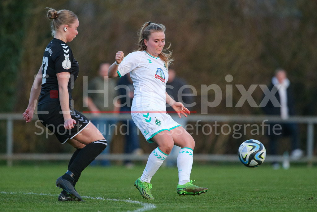 Fussball, Testspiel Frauen, SV Henstedt-Ulzburg - SV Werder Bremen | v.li.: Sophie Hagedorn (SV Henstedt-Ulzburg, 17) und Ricarda Walkling (SV Werder Bremen, 13) im Zweikampf, Duell, Dynamik, Aktion, Action, Spielszene
