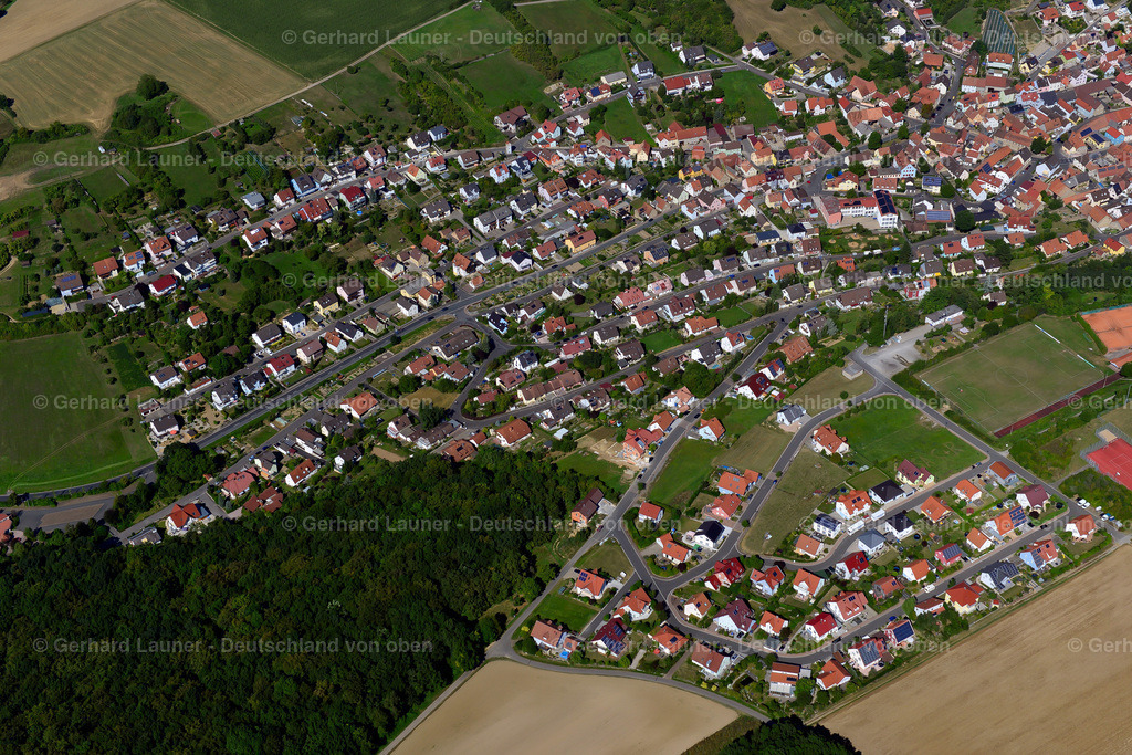 3650310 | THEILHEIM 31.08.2016 Ortsansicht am Rande von landwirtschaftlichen Feldern und Nutzflächen  in Theilheim im Bundesland Bayern, Deutschland // Village view on the edge of agricultural fields and land  in Theilheim in the state Bavaria, Germany Foto: Gerhard Launer