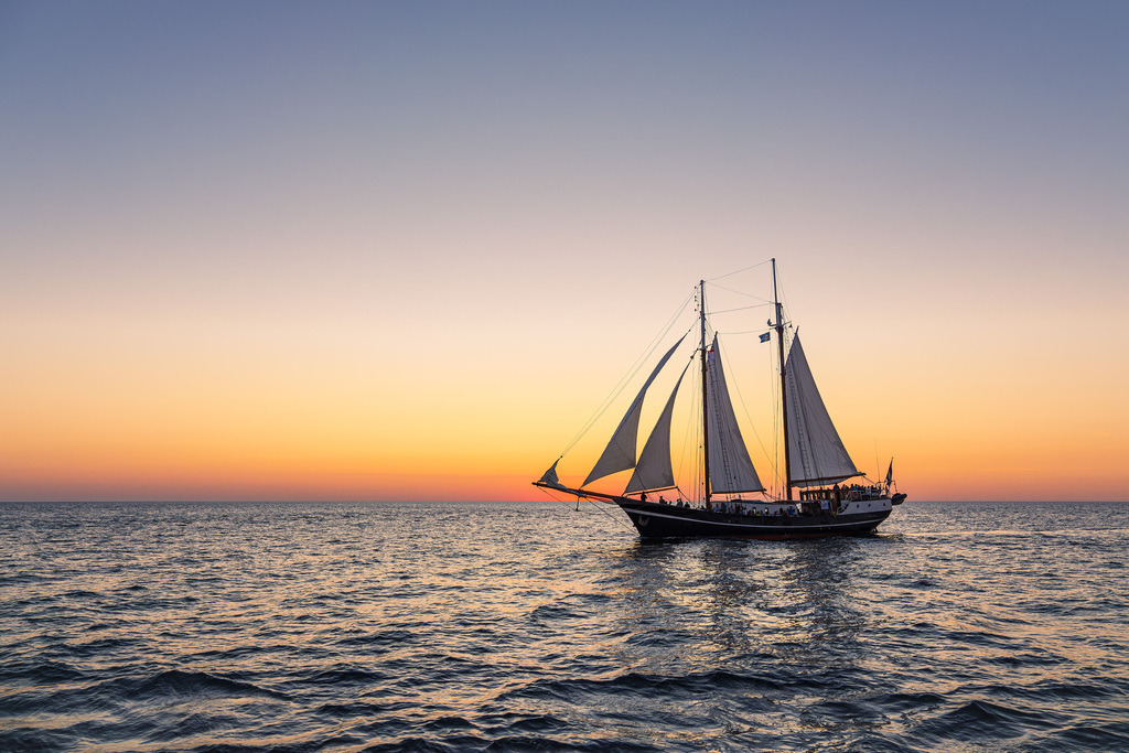 Segelschiff im Sonnenuntergang auf der Hanse Sail in Rostock | Segelschiff im Sonnenuntergang auf der Hanse Sail in Rostock.