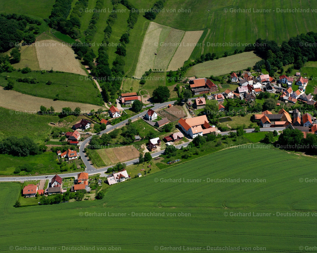 2634355 | JüTZENBACH 16.06.2006 Landwirtschaftliche Nutzflächen und Feldgrenzen umsäumen das Siedlungsgebiet des Dorfes an der Neue Straße in Jützenbach im Bundesland Thüringen, Deutschland. // Agricultural land and field boundaries surround the settlement area of the village in Juetzenbach in the state Thuringia, Germany. Foto: Gerhard Launer