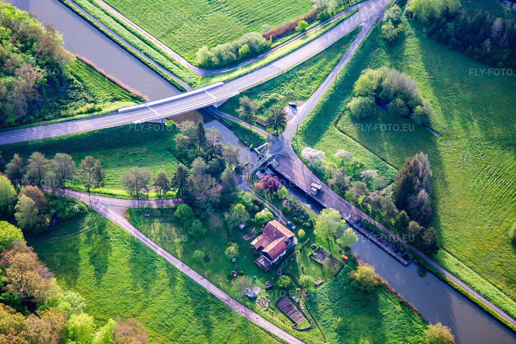 Vue aérienne: Écluse N° 15 Vibersviller sur le Canal des Houillères de la Sarre à Vibersviller dans le département Moselle, France. Photo: IMG_140594.jpg prise le 01/05/2024 par Werner Riehm/FLY-FOTO.eu – Résolution de l'original: 5472 x 3648 px