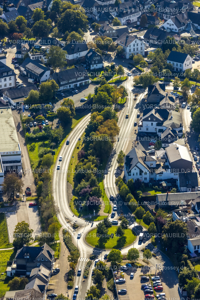 Schmallenberg230910856 | Luftbild, Zwei Kreisverkehre und Grünstreifen Bahnhofstraße mit Bundesstraße B236, Schmallenberg, Sauerland, Nordrhein-Westfalen, Deutschland