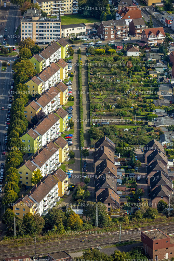Moers241013015 | Luftbild, Mehrfamilien-Reihenhäuser mit Kleingärten an der Homberger Straße, Moers, Moers, Ruhrgebiet, Nordrhein-Westfalen, Deutschland