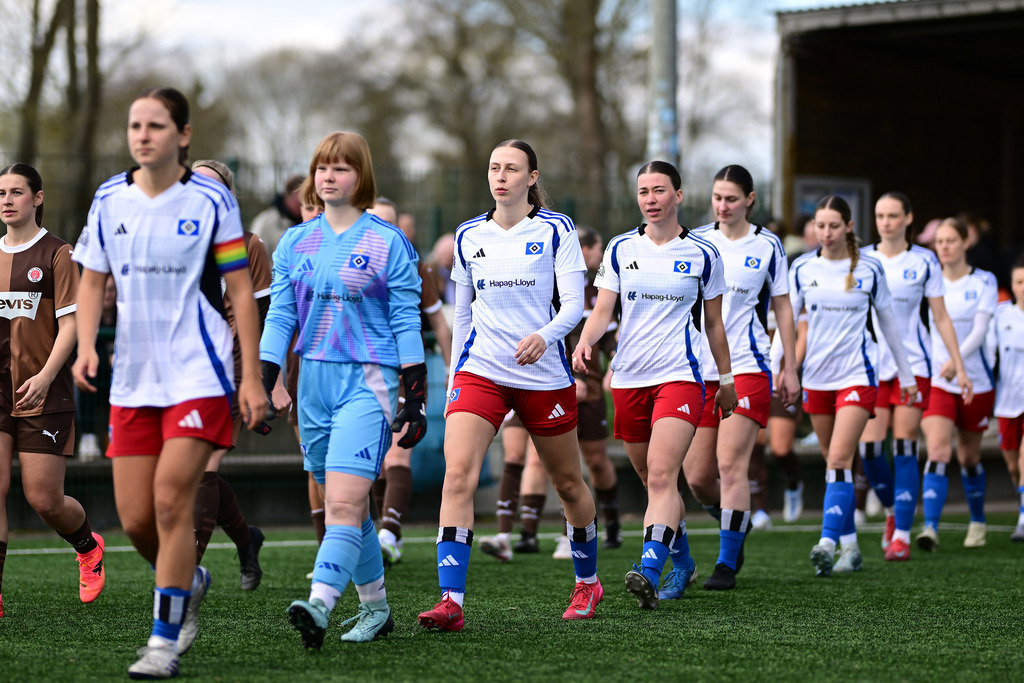 Fußball I Frauen I Saison 2024-2025 I Frauen-Regionalliga Nord I 17. Spieltag I Hamburger SV II - FC St. Pauli | Der Sportfotograf. - Realisiert mit Pictrs.com
