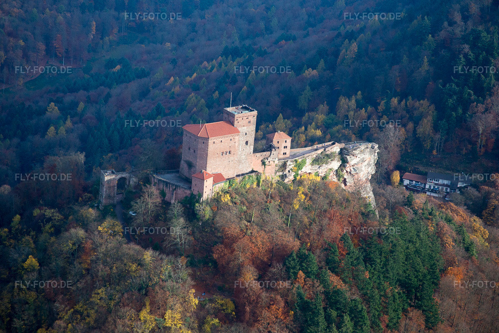 Luftbild: Burg Trifels in Annweiler am Trifels im Bundesland Rheinland-Pfalz in Deutschland. Foto: IMG_085129.jpg vom 08.11.2015 durch Werner Riehm/FLY-FOTO.de