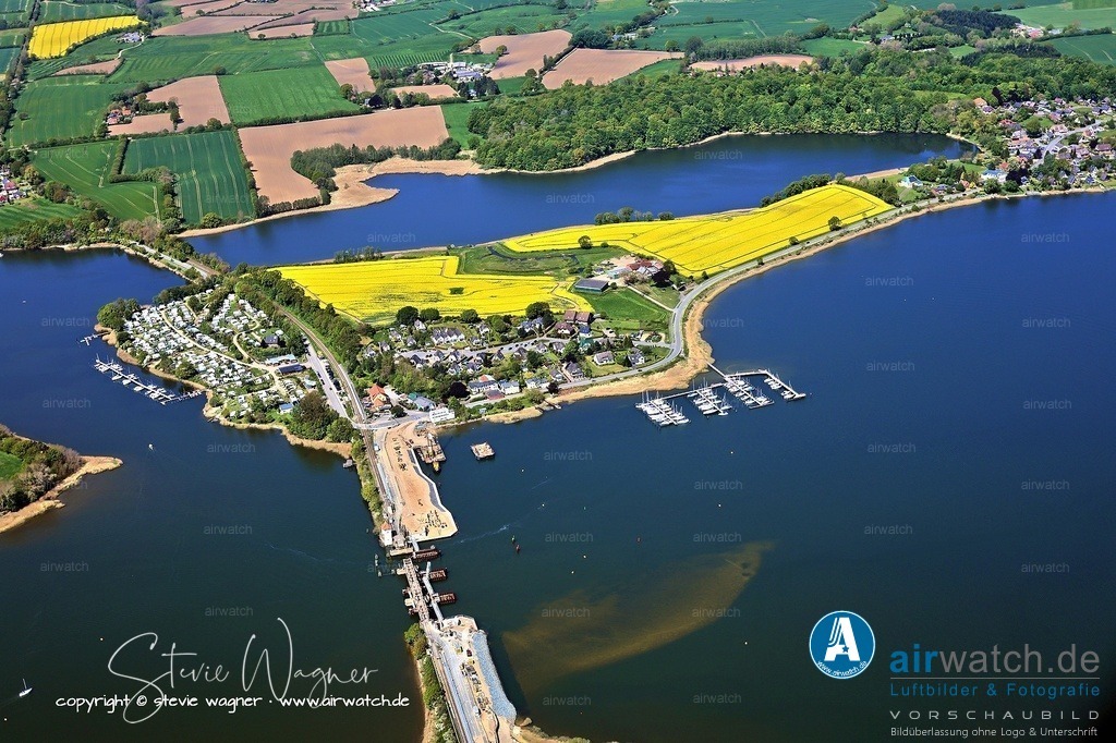 Luftbild Ostseefjord Schlei, Boren-Lindaunis Schleibrücke, Campingplatz Lindaunis, Sportboothafen Lindaunis | Provisorische Brücke: Eine provisorische Schiebebrücke für Fußgänger und Radfahrer wurde nach der Entfernung des alten Klappmechanismus im März 2023 errichtet. Die Montage der provisorischen Brücke war ursprünglich für August 2023 geplant, wurde jedoch aufgrund konstruktiver Änderungen verzögert. Die Brücke ist seit Dezember 2023 in Betrieb und ermöglicht den sicheren Übergang für Fußgänger und Radfahrer