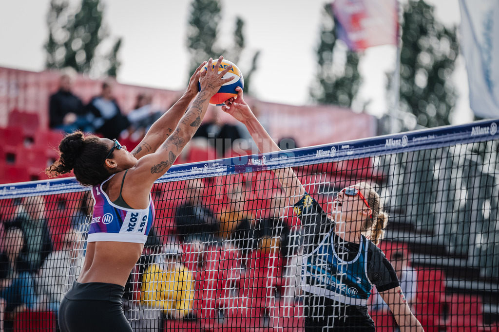 Beachvolleyball | Frauen | German Beach Tour 2024 | Tourstop Bremen | 06.06.2024 | Drückduell zwischen Thainara Mylena Feitosa de Oliveira (links, BRA) und Nele Schmitt (rechts)