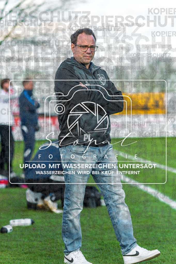 FGFS-LEN-1000 | Patrick Laukart (Eintracht Leinetal - Trainer) beim Herren Kreisliga HK Spiel zwischen FG Fulde-Stellichte und Eintracht Leinetal im Fulder Zentralstadion, Fulde (Simon Paul Stopat) - Realisiert mit Pictrs.com