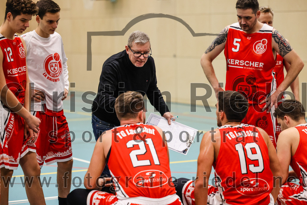 2022-12-03_068_TSV_Vaterstetten_gegen_TG_Landshut | Vaterstetten, Deutschland, 03.12.2022:
Basketball, Bayernliga Herren Südost 2022 / 2023, 7. Spieltag, TSV Vaterstetten gegen TG Landshut, Endergebnis: 71:78

 (TG Landshut, #12),  (TG Landshut, #21),  (TG Landshut, #19), Paul Ruja (TG Landshut, #5)

Foto: Christian Riedel / fotografie-riedel.net