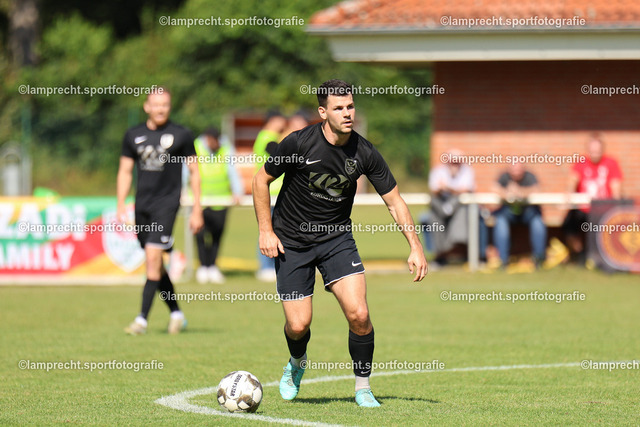 Fußball I Herren I Saison 2025-2026 I Verbandsliga Süd I 7. Spieltag I SV Schackendorf - SV Azadi Lübeck I 06.09.2025.057 | Marvin Worreschck (6, SV Azadi Lübeck) - Realisiert mit Pictrs.com