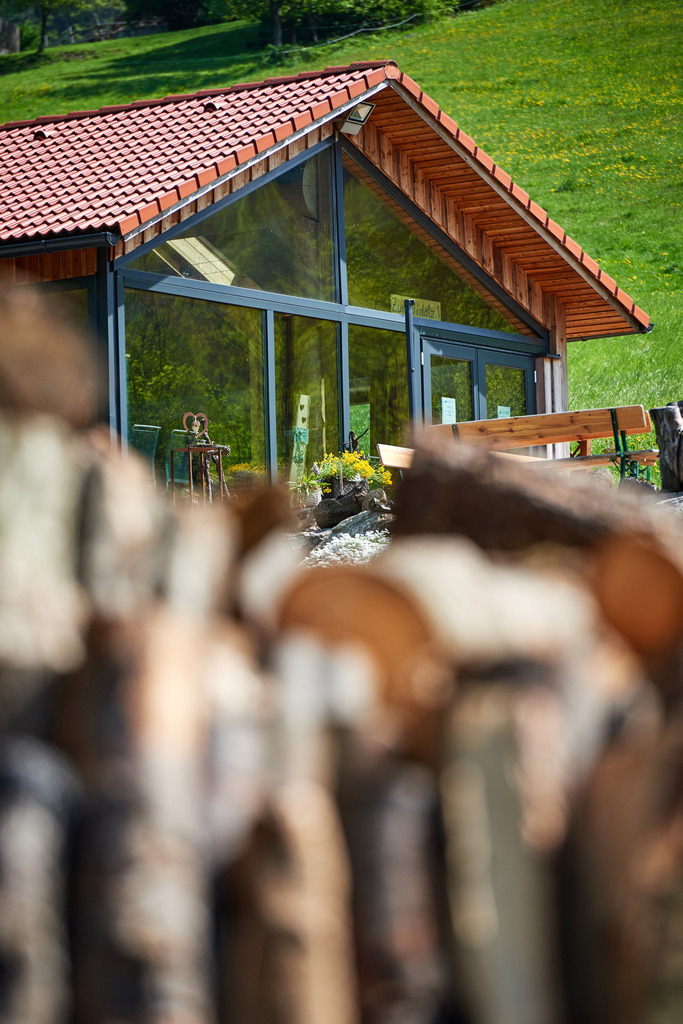 Waldköhlerei Hochecker | Michelbach, Austria - May 08, 2019: Waldköhlerei Hochecker, die 2011 in das Nationale Verzeichnis des immateriellen Kulturerbes der UNESCO aufgenommen wurde, produziert noch echte Holzkohle; Blick auf das Köhlerhaus. - Realisiert mit Pictrs.com