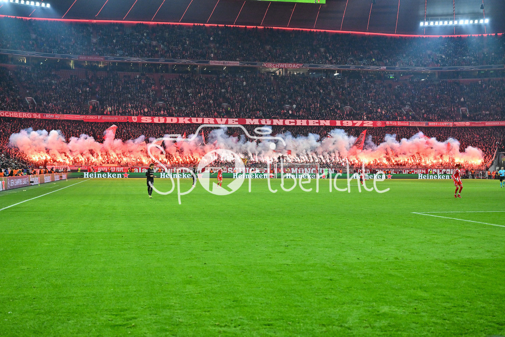 FC Bayern München - Sporting Lissabon | MUNICH, GERMANY - 09. DECEMBER: die Fans der Bayern zünden zu Beginn der zweiten Hälfte Pyrotechnik / Pyro / Ultras während dem Match zwischen dem FC Bayern München und Sporting Lissabon am 6. Spieltag der UEFA Champions League Ligaphase in der Allianz Arena